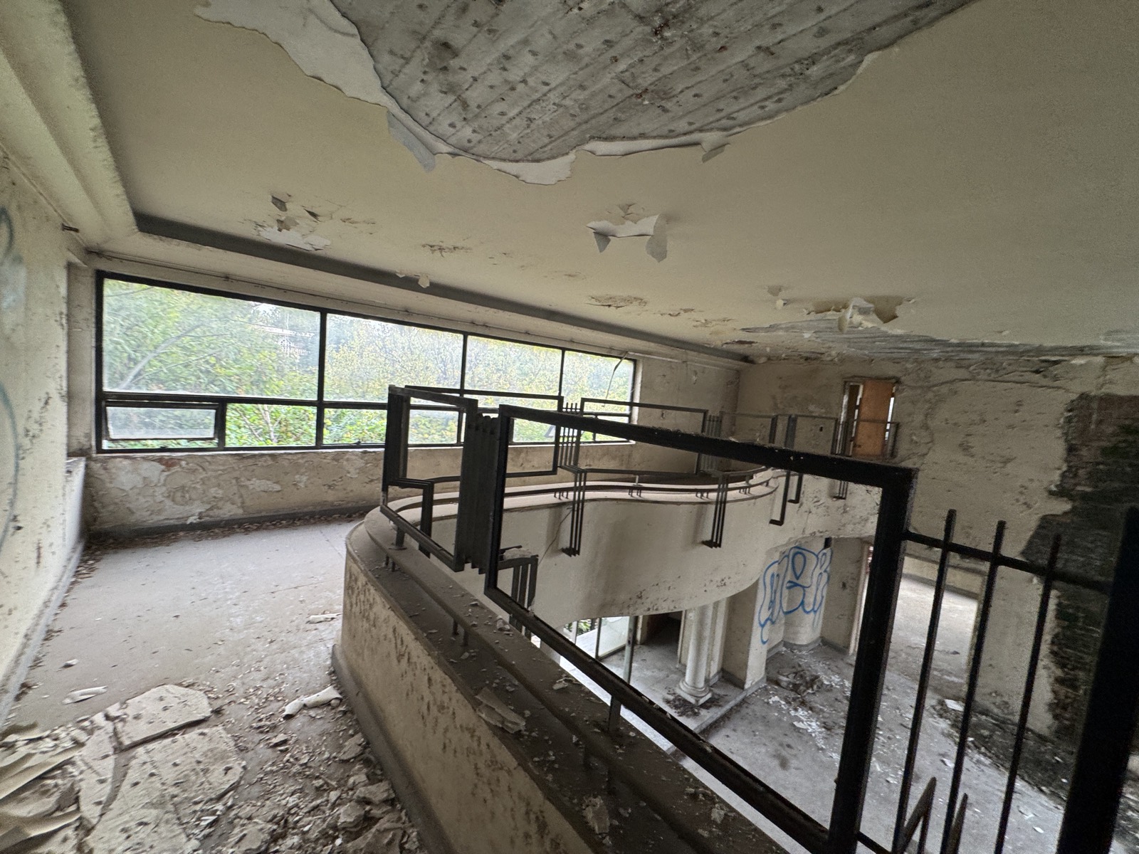 Mezzanine y barandal curvo
