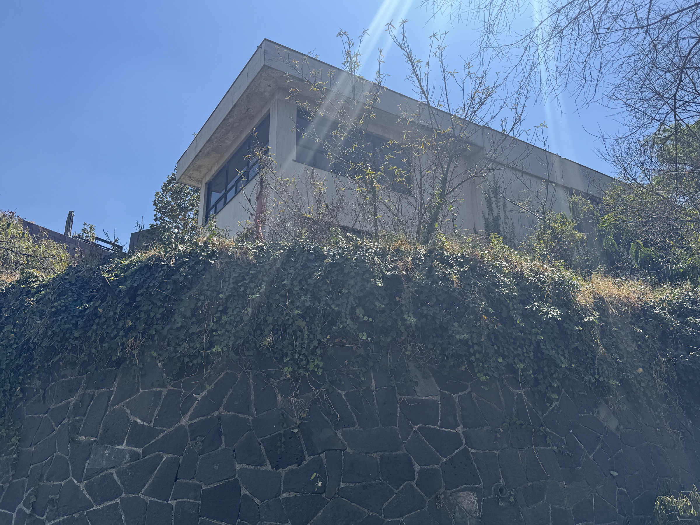 Fachada de Casa Monte Carpatos vista desde la calle, Lomas de Chapultepec