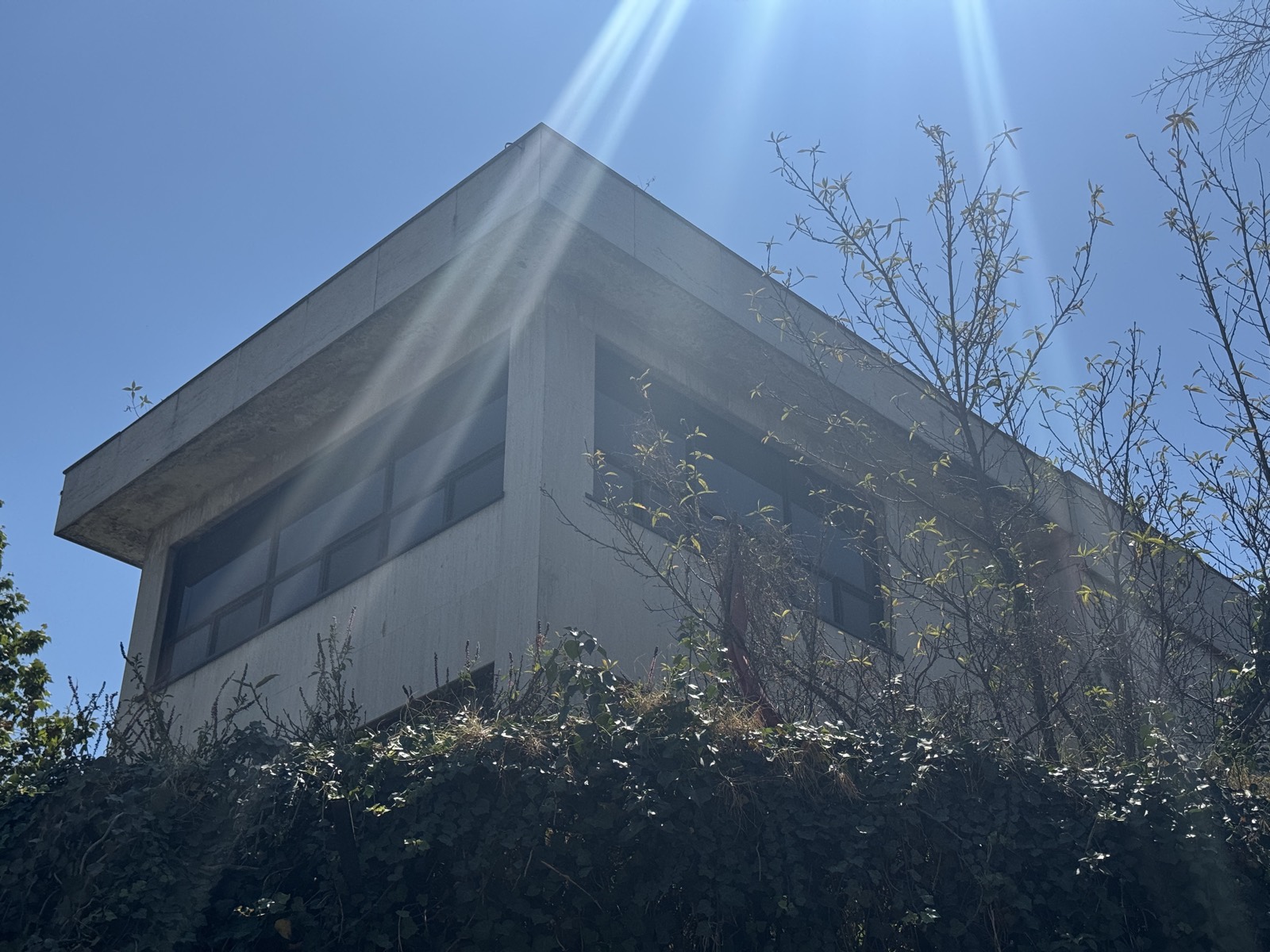 Fachada principal, vista lateral