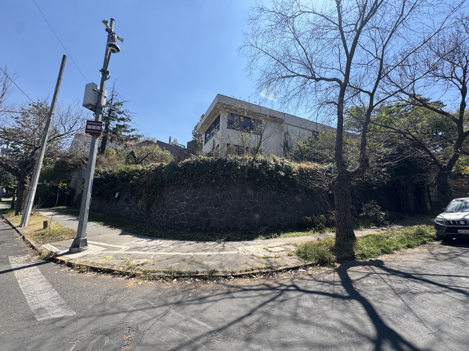 Vista de esquina del terreno de doble frente