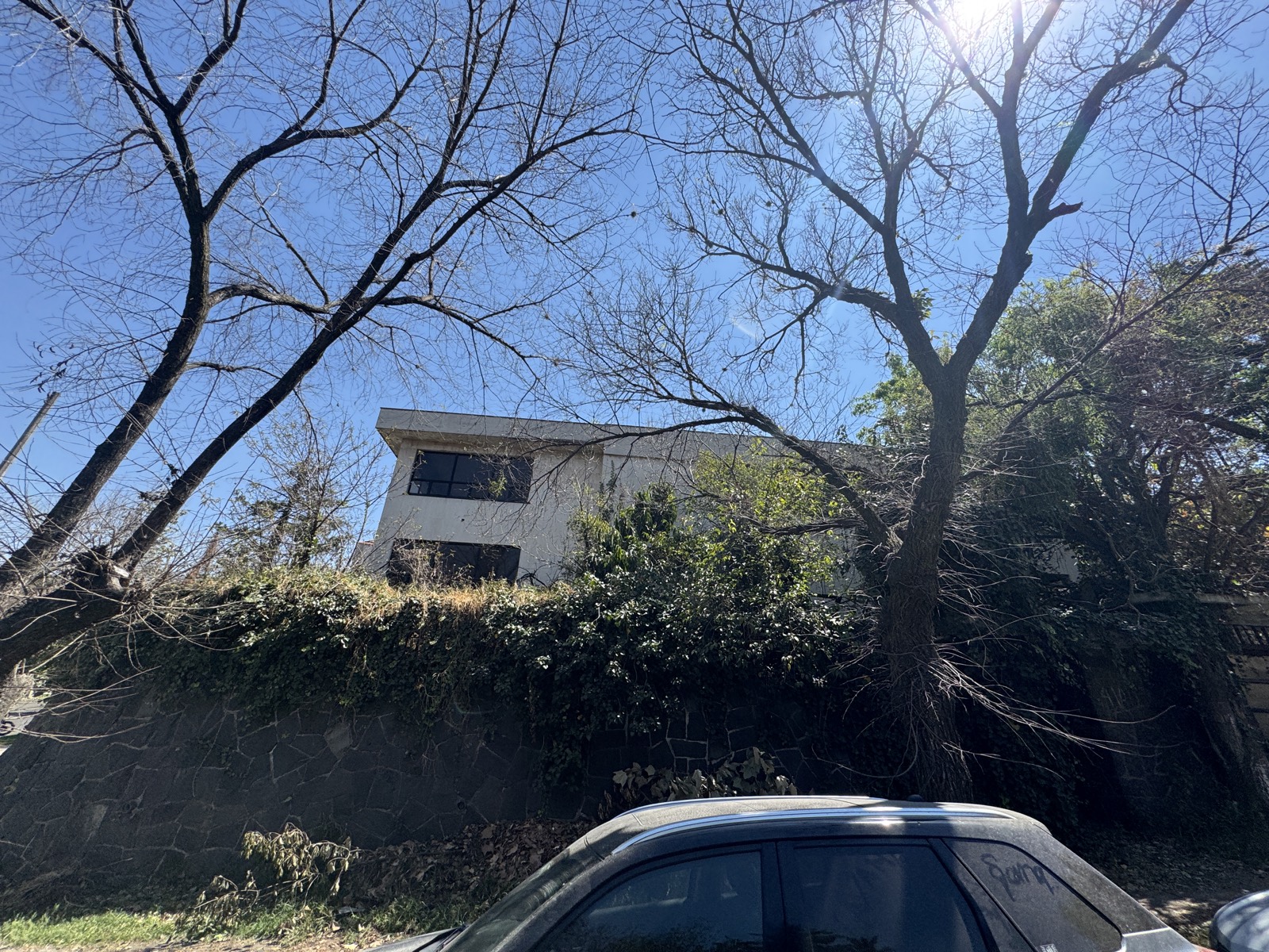 Vista exterior, otro ángulo de calle