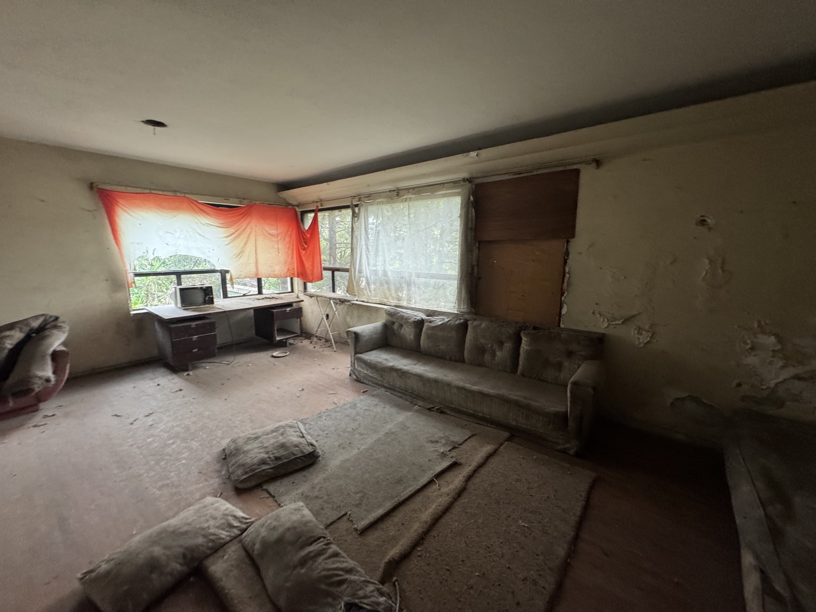 Sala principal con vista al jardín