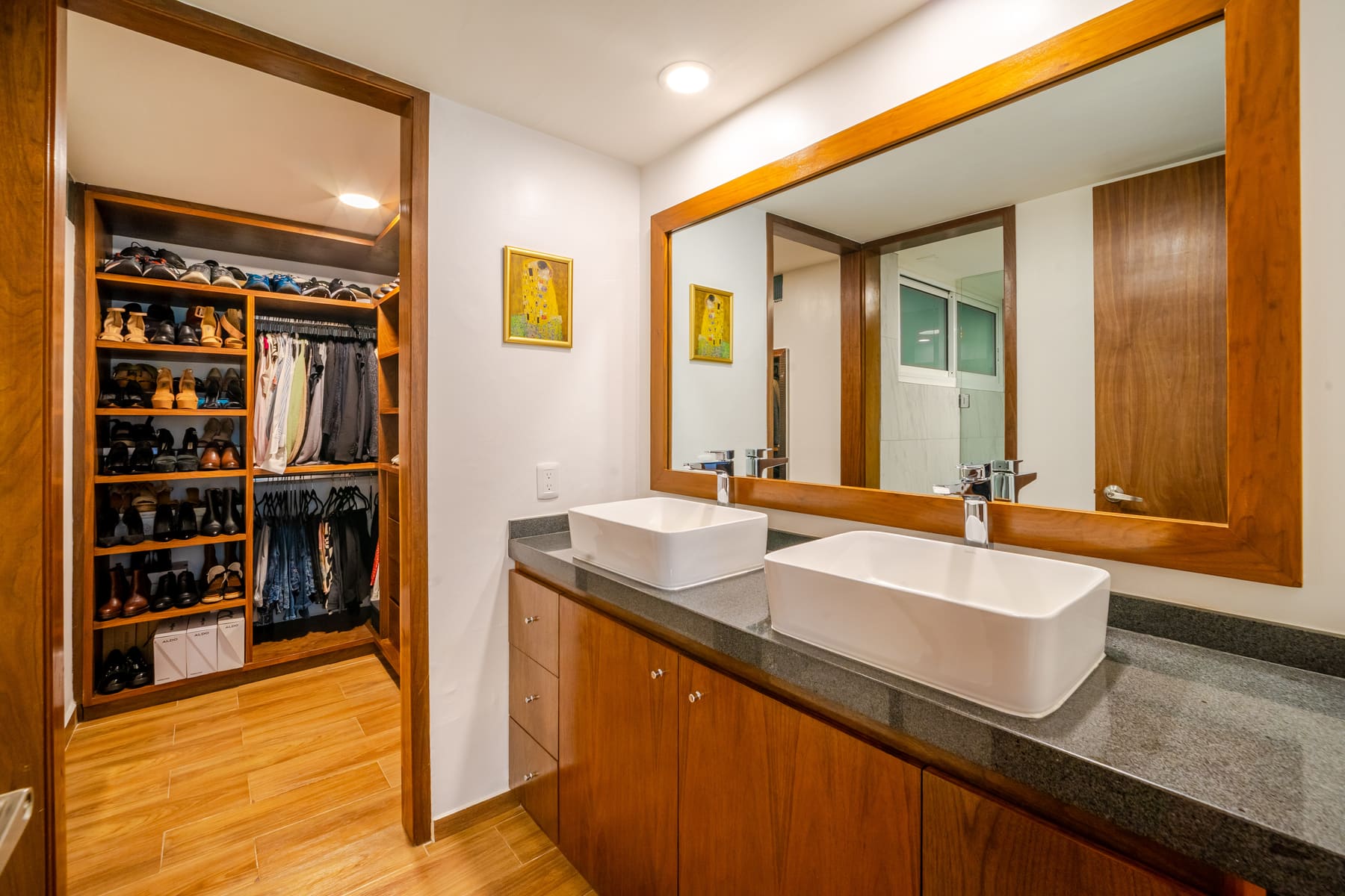 Baño de doble lavabo y vestidor de la recámara principal