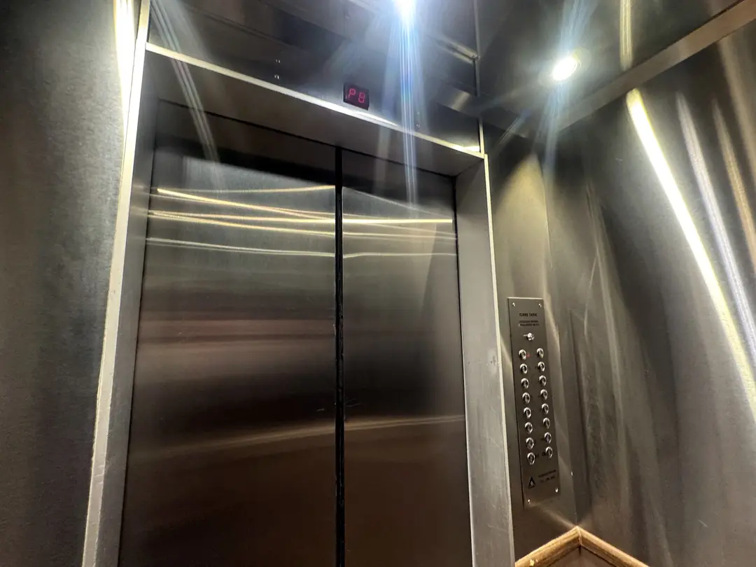 Elevador del edificio con puertas de acero